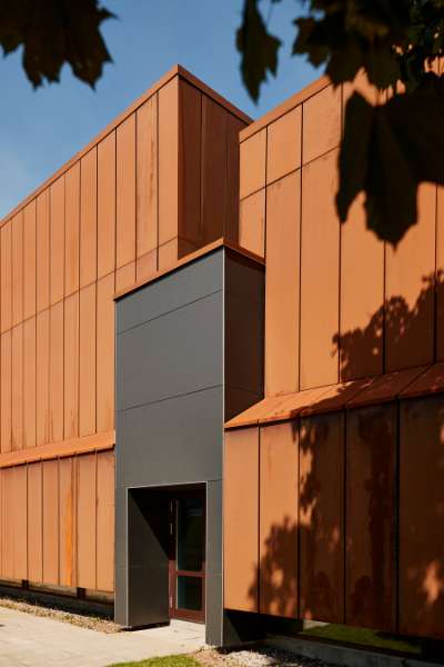 Smukke facadekassetter i cortenstål, Maribo Svømmehal, Ved Stadion 4, 4930 Maribo